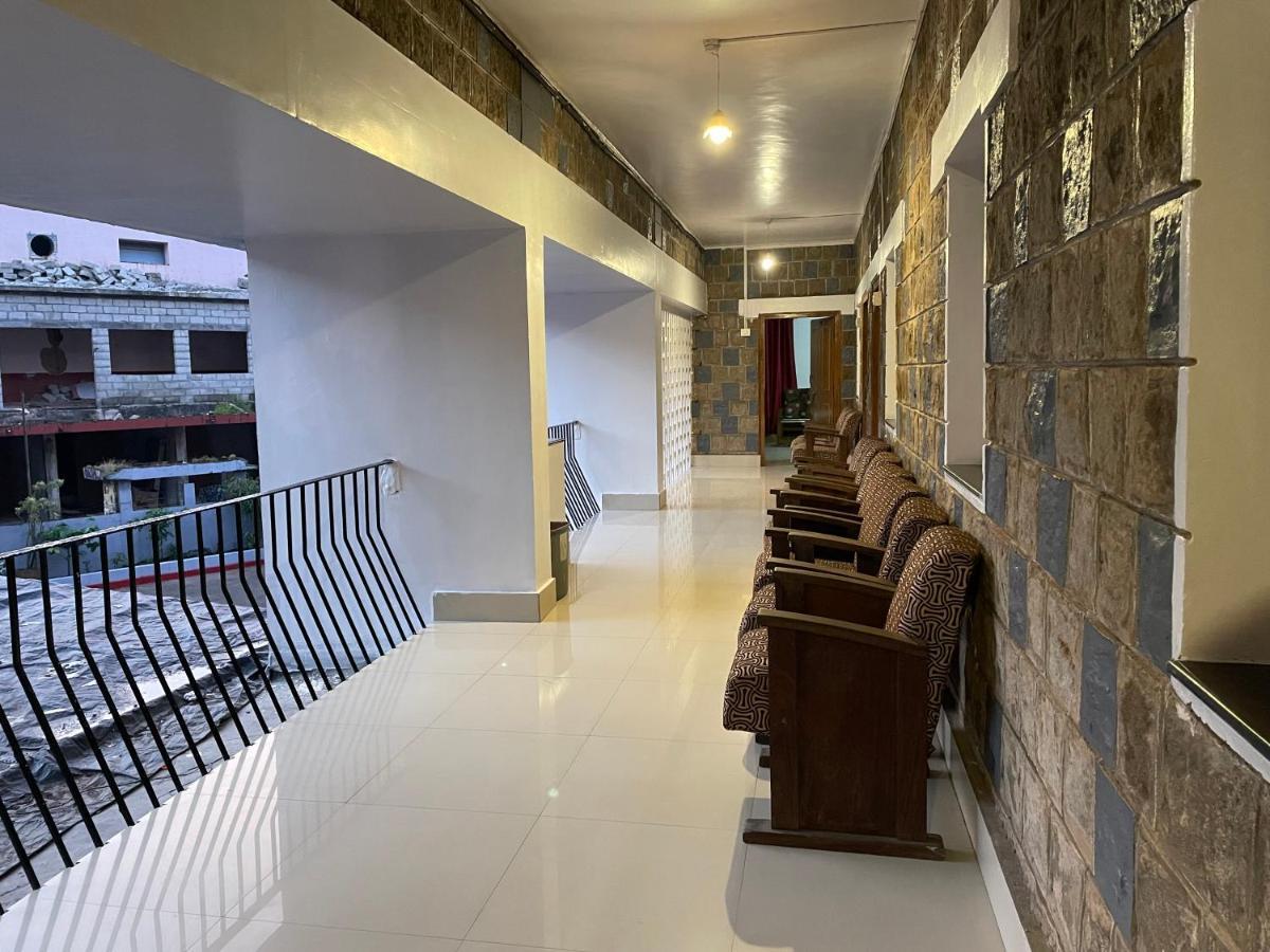 Hotel Caveri Madikeri Exteriör bild