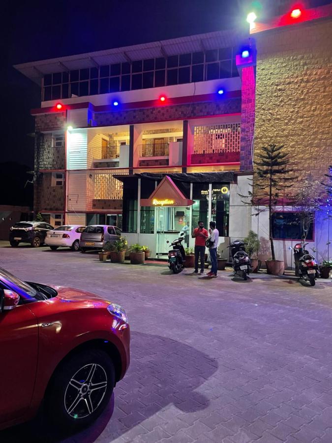 Hotel Caveri Madikeri Exteriör bild