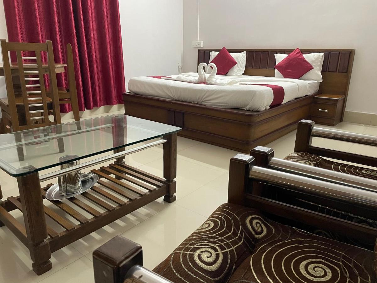 Hotel Caveri Madikeri Exteriör bild