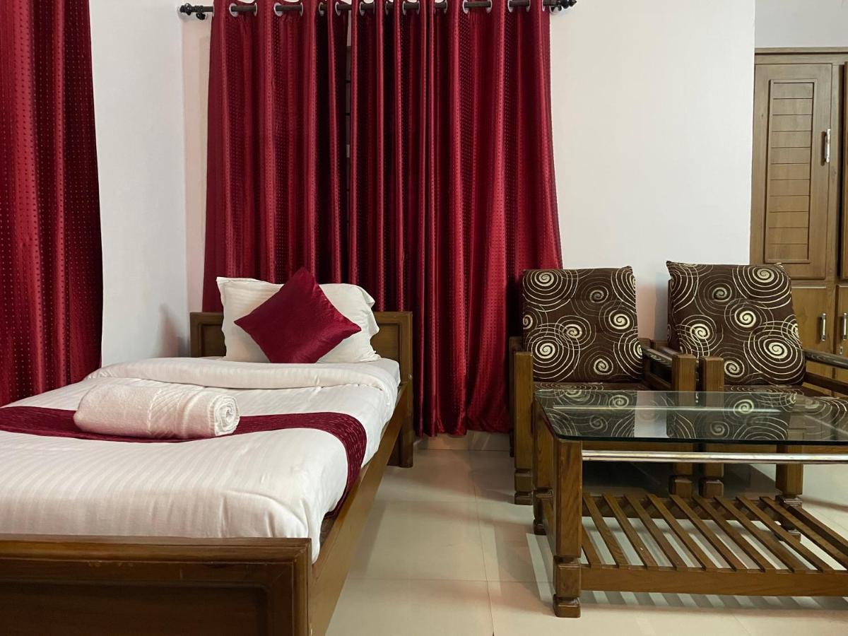 Hotel Caveri Madikeri Exteriör bild