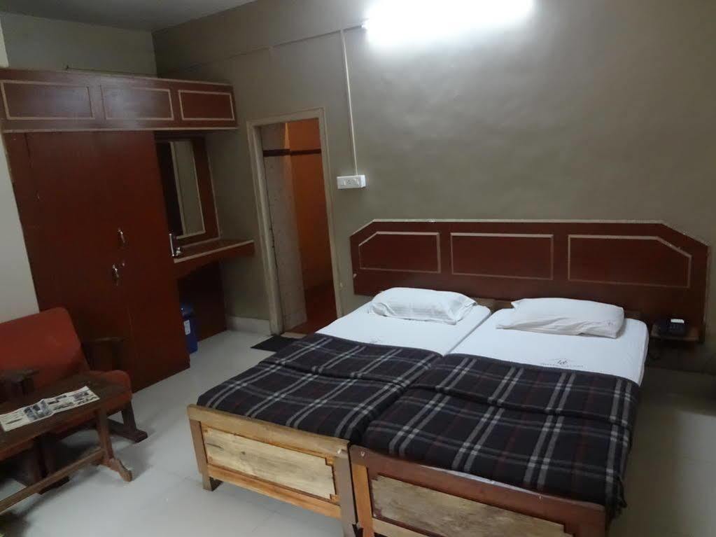 Hotel Caveri Madikeri Exteriör bild