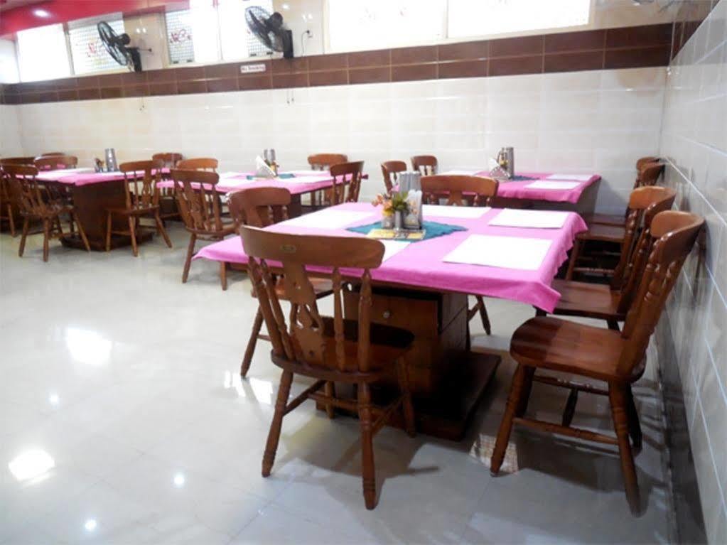 Hotel Caveri Madikeri Exteriör bild